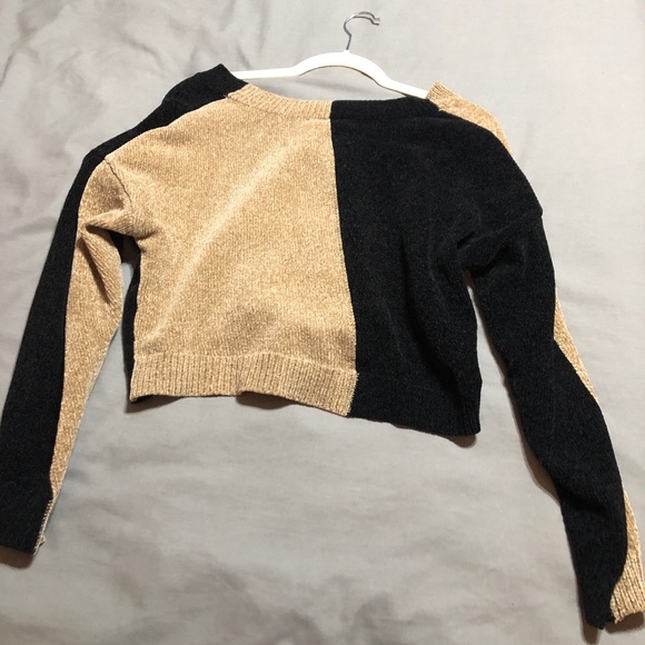 Color Block Cropped Sweater - Picture 3 of 3